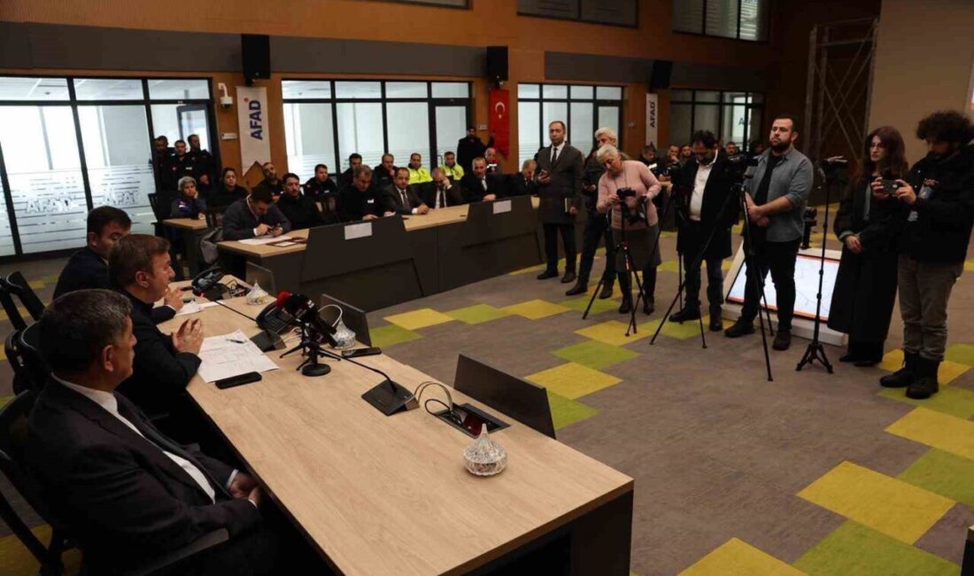 Erzincan’da etkili olan yoğun kar yağışı nedeniyle araçlarıyla mahsur kalan