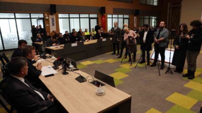 Erzincan’da etkili olan yoğun kar yağışı nedeniyle araçlarıyla mahsur kalan