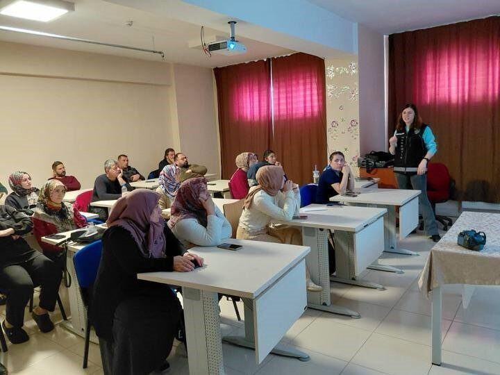 Erzincan’da 200 kişiye uyuşturucuyla mücadele kapsamında bilgilendirme eğitimi verilerek farkındalık