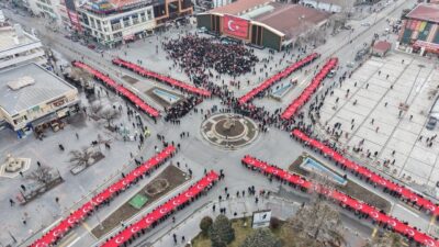 Erzincan’da düzenlenen ’İstiklal Bayrakla, İstikbal Maarifle’ programında on binlerce öğrenci