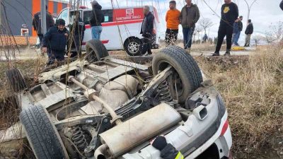 Erzincan’da sürücüsünün direksiyon hakimiyetini kaybettiği otomobil şarampole uçtu. Kazada sürücü