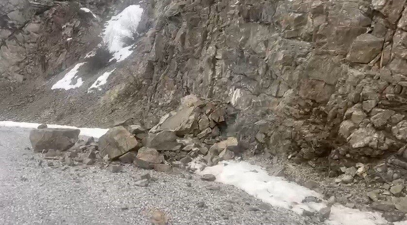 Erzincan’ın Kemah ilçesinde meydana gelen 4,9 büyüklüğündeki depremde, dev kaya