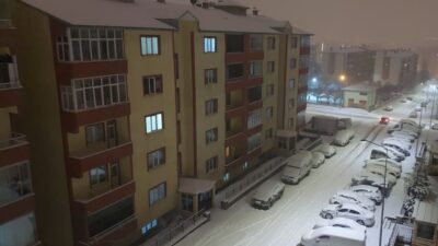 Erzurum’da akşam saatlerinde etkili olmaya başlayan kar yağışı etkili oluyor.