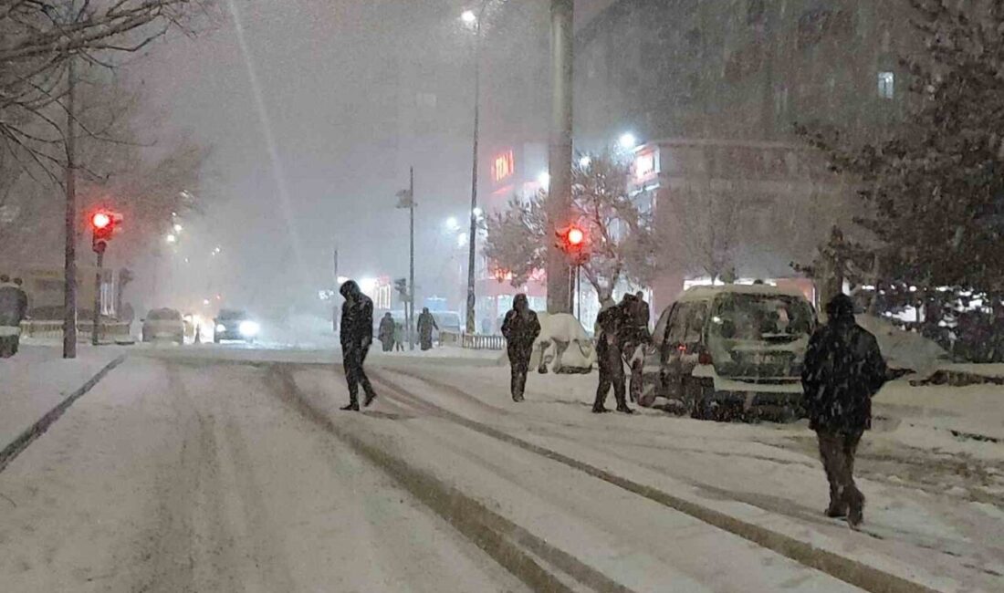 Erzurum’da etkili olan kar yağışı nedeniyle Aziziye, Palandöken ve Yakutiye