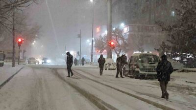 Erzurum’da etkili olan kar yağışı nedeniyle Aziziye, Palandöken ve Yakutiye