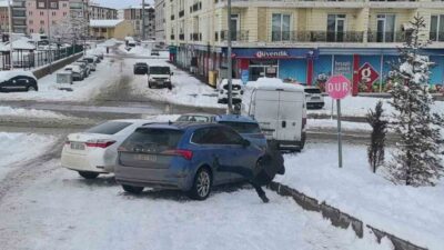 Erzurum’da meydana gelen zincirleme kazada 5 araç hasar gördü. Aracının
