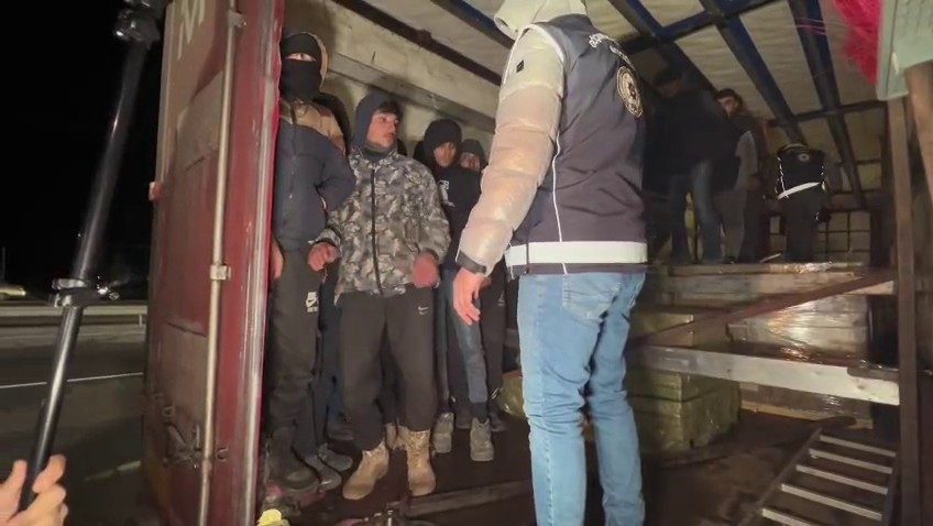 Erzurum Emniyet Müdürlüğü’ne bağlı ekiplerin göçmen kaçakçılığına yönelik operasyonları devam