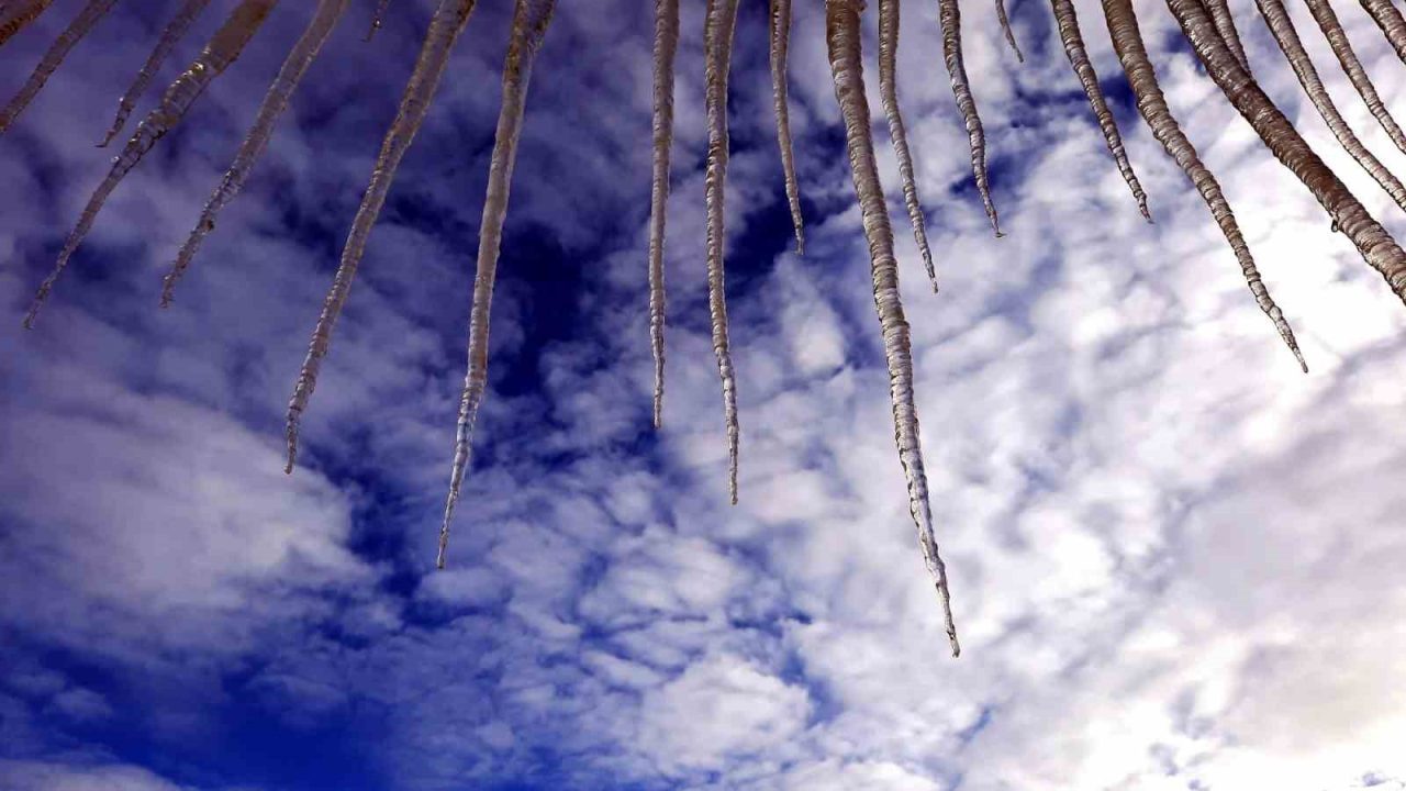 Erzurum’da çatılardan sarkan buz sarkıtlarının oluşturduğu tehlike güvenlik kameralarına yansırken,