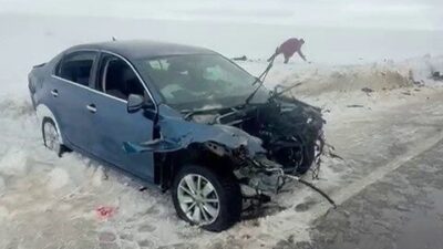 Erzurum’un Karayazı ilçesinde otomobille tırın çarpıştığı kazada sürücüler yaralandı. Edinilen