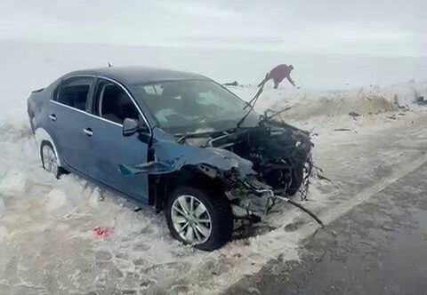 Erzurum’un Karayazı ilçesinde otomobille tırın çarpıştığı kazada sürücüler yaralandı. Edinilen