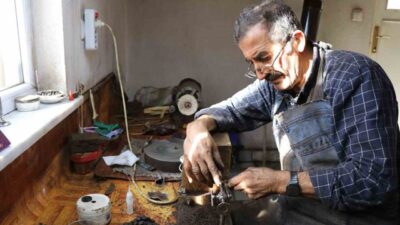 Erzurum’un Oltu ilçesinde yaşayan tespih ustası Halis Aydın, 45 yıldır