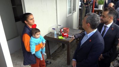 Osmaniye’de CHP Genel BAşkanı Özgür Özel’e ’eşimin geliri yok, işsiz’