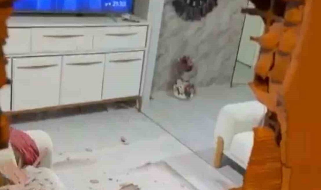 Kocaeli’nin İzmit ilçesinde evinde oturan adam, geri manevra yapan kamyonetin