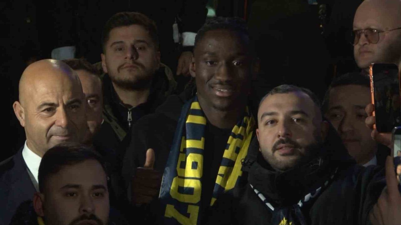 Fenerbahçe’nin transfer görüşmelerinde bulunduğu Fransız futbolcu Sidiki Cherif, İstanbul’a geldi.