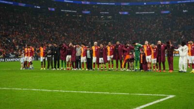 Galatasaraylı futbolcular, Juventus maçının ardından sarı-kırmızılı taraftarlarla galibiyeti kutladı. UEFA