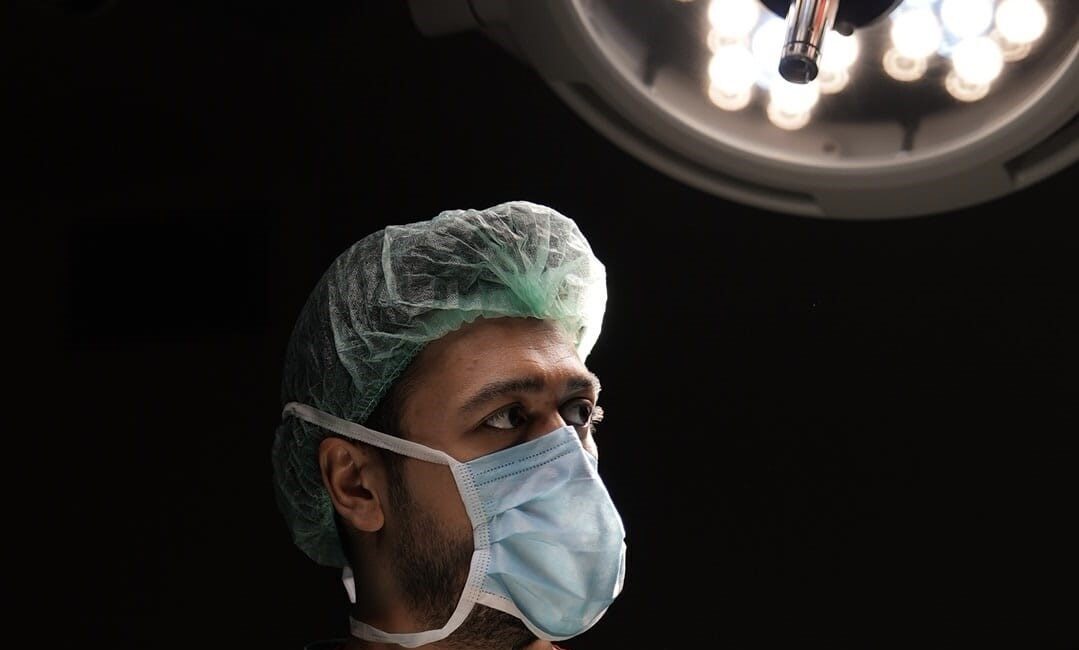 Gençleşmek için Gürcistan’da yaptırdığı iki botoks işleminin ardından göz kapağı