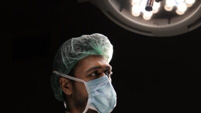 Gençleşmek için Gürcistan’da yaptırdığı iki botoks işleminin ardından göz kapağı