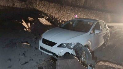 Erzurum-İspir karayolunda yaşanan heyelan sürücülere korku dolu anlar yaşattı. Dün