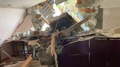 Kocaeli’nin Derince ilçesinde hafriyat çalışması yapılan alanda istinat duvarının çökmesi