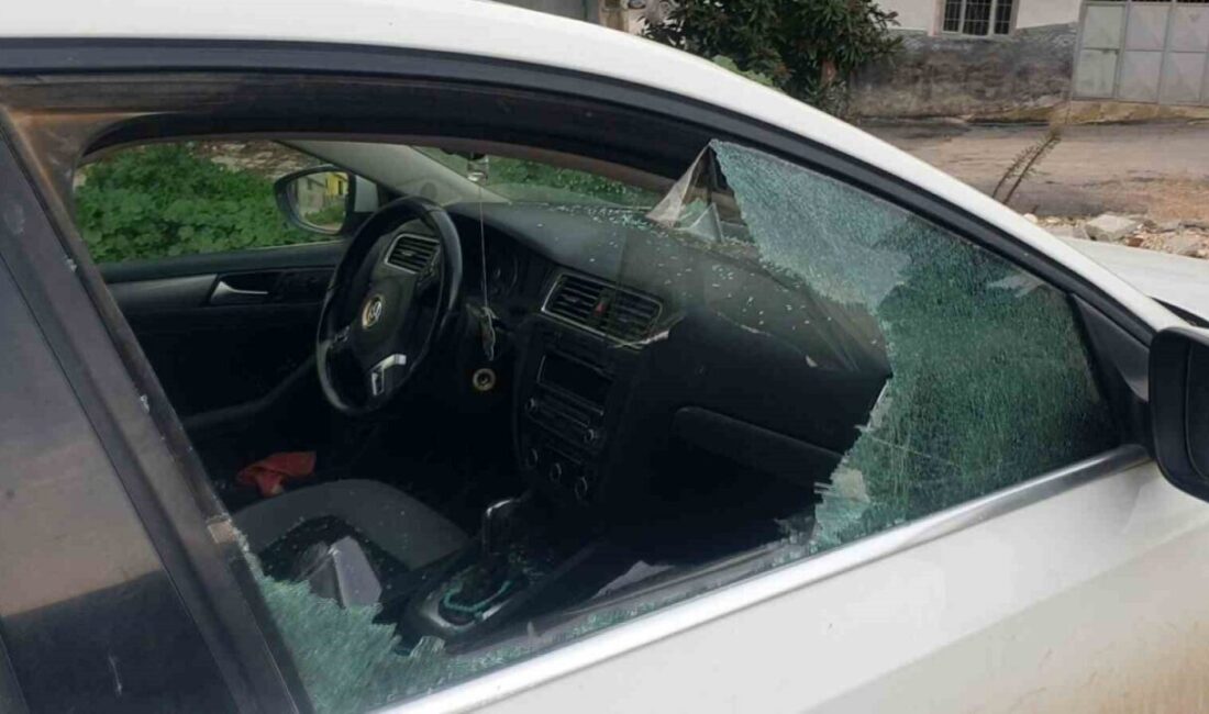 Hatay’da yaşayan Murat Akbulut’un park halindeki aracının camını kaldırım taşıyla