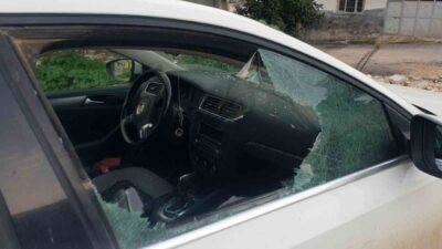 Hatay’da yaşayan Murat Akbulut’un park halindeki aracının camını kaldırım taşıyla