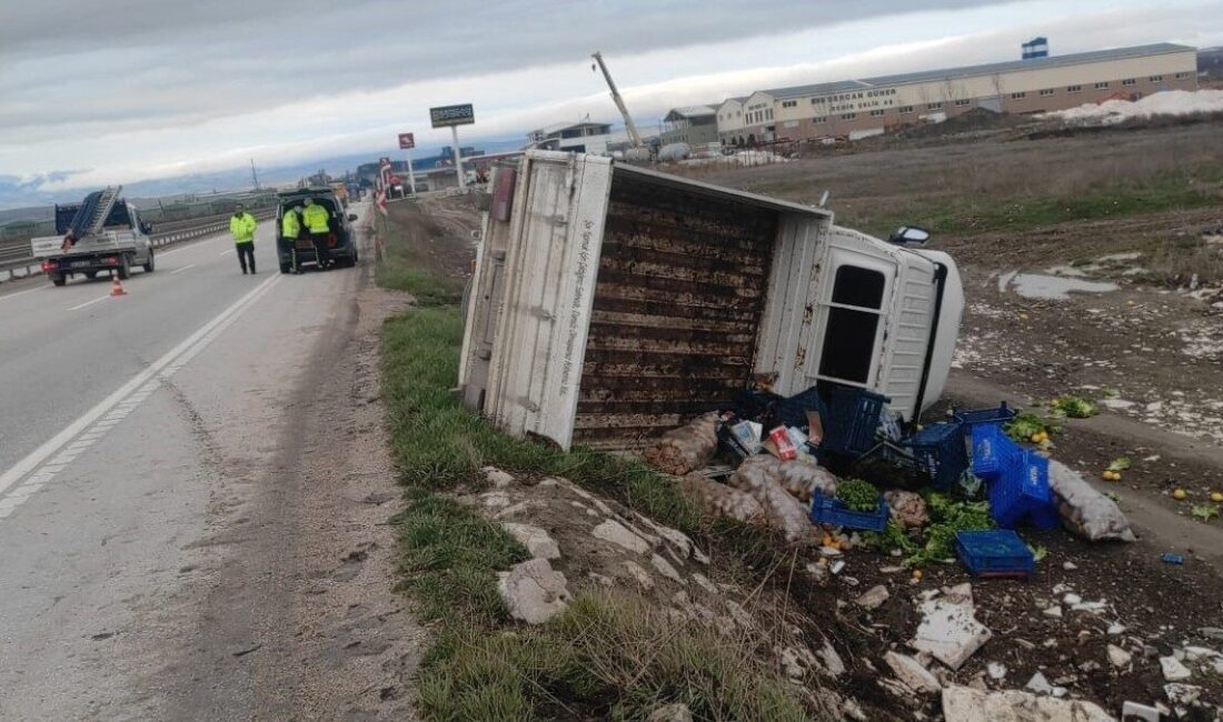 Amasya’da kontrolden çıkan kamyonet şarampole devrildi. Yan yatan kamyonetin sürücüsü