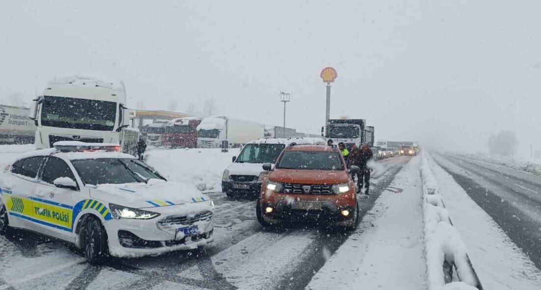Erzincan’da etkili olan kar yağışı ve tipi, şehirlerarası yollarda ulaşımda