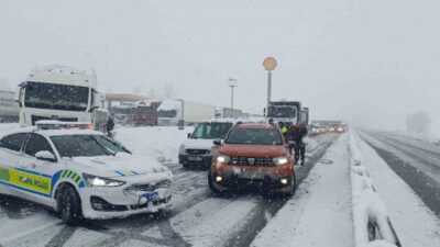 Erzincan’da etkili olan kar yağışı ve tipi, şehirlerarası yollarda ulaşımda