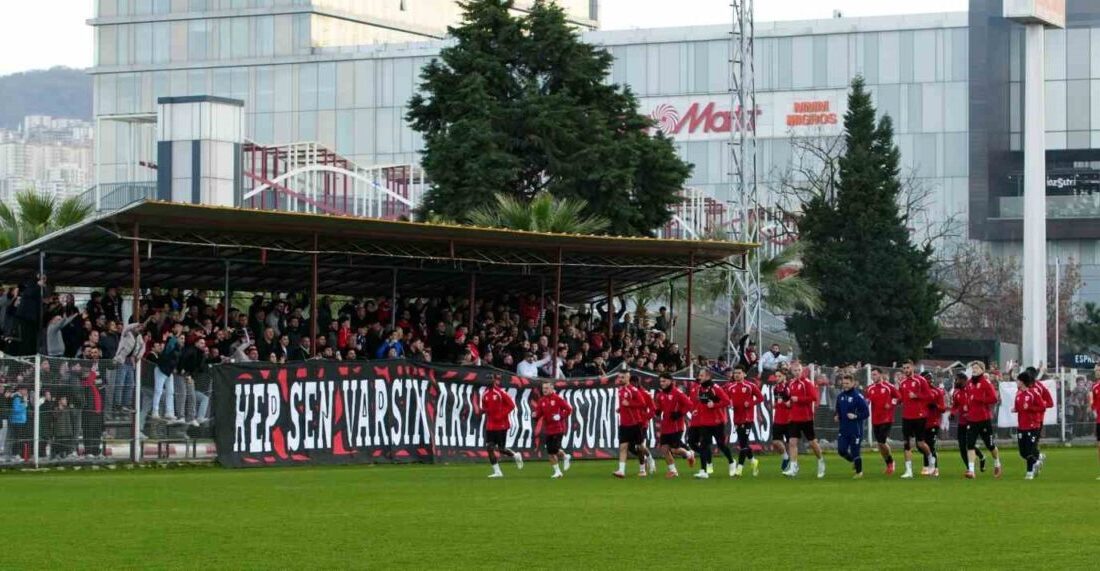 Samsunspor’da taraftarlar, Süper Lig’in 21. haftasında Trabzonspor ile oynanacak Karadeniz