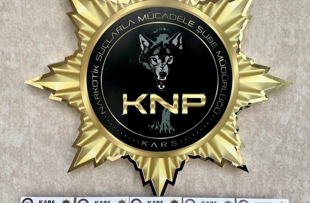 Kars’ta uyuşturucu tacirlerine polis göz açtırmıyor. Kentte bir aparta düzenlenen