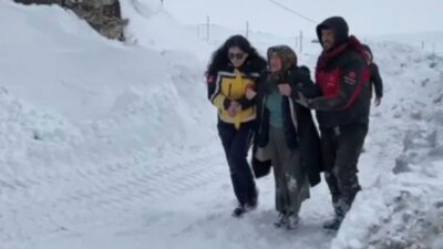 Kars’ta etkili olan yoğun kar yağışı ve tipi, hayatı olumsuz