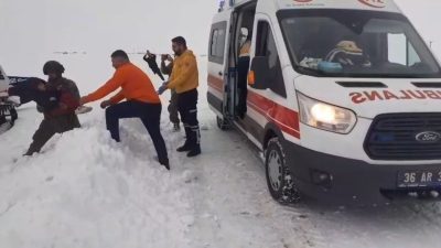 Kars’ta tipi nedeniyle yolu kapanan köyde ateşi yükselen 2 çocuk