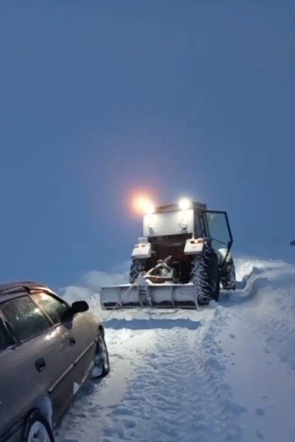 Kars’ta yolda otomobiliyle mahsur kalan bir sürücünün imdadına, çevredeki duyarlı