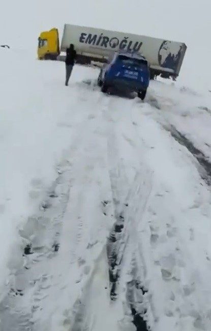 Kars-Arpaçay-Çıldır kara yolunda kayan tır yolu ulaşıma kapattı. Kar yağışının