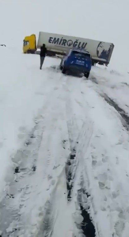 Kars-Arpaçay-Çıldır kara yolunda kayan tır yolu ulaşıma kapattı. Kar yağışının