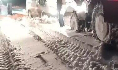 Kars’ta minibüste mahsur kalan vatandaşlar Özel İdare ekiplerince kurtarıldı. Kars’ta
