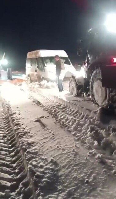 Kars’ta minibüste mahsur kalan vatandaşlar Özel İdare ekiplerince kurtarıldı. Kars’ta