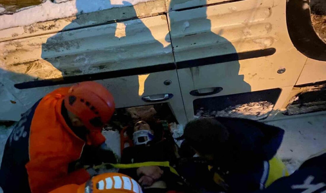 Kars’ta buzlanan yolda kayan hafif ticari araç takla atarak şarampole