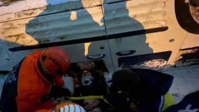 Kars’ta buzlanan yolda kayan hafif ticari araç takla atarak şarampole