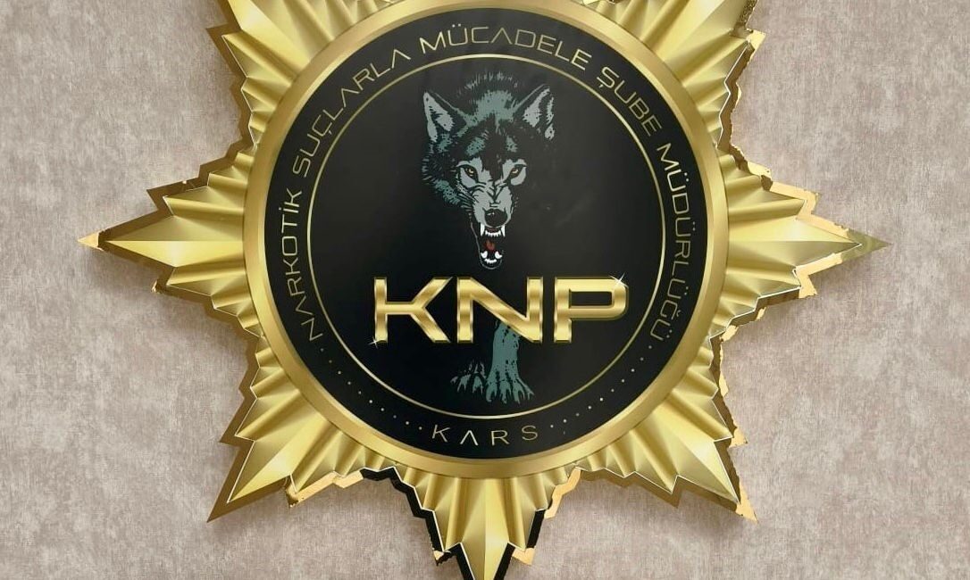 Kars’ta uyuşturucu tacirlerine yönelik düzenlenen operasyonda yakalan 2 kişi tutuklandı.