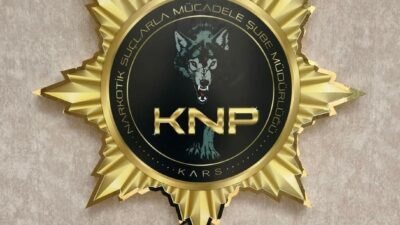 Kars’ta uyuşturucu tacirlerine yönelik düzenlenen operasyonda yakalan 2 kişi tutuklandı.