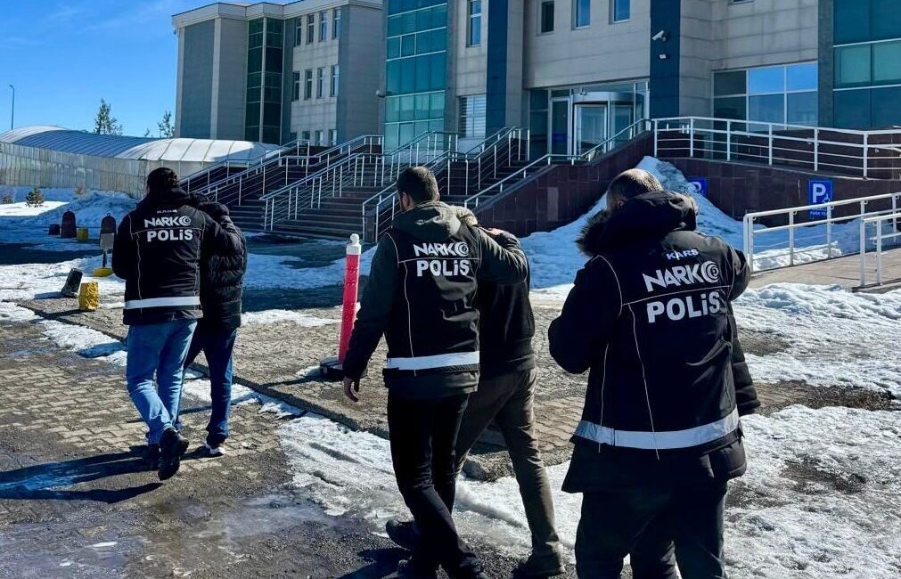 Kars’ta uyuşturucu tacirlerine yönelik düzenlenen operasyonda yakalanan 3 kişi tutuklandı.