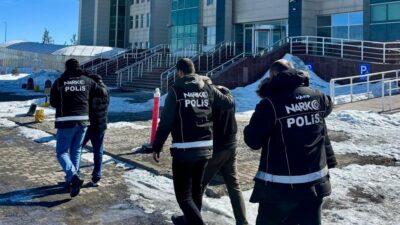 Kars’ta uyuşturucu tacirlerine yönelik düzenlenen operasyonda yakalanan 3 kişi tutuklandı.