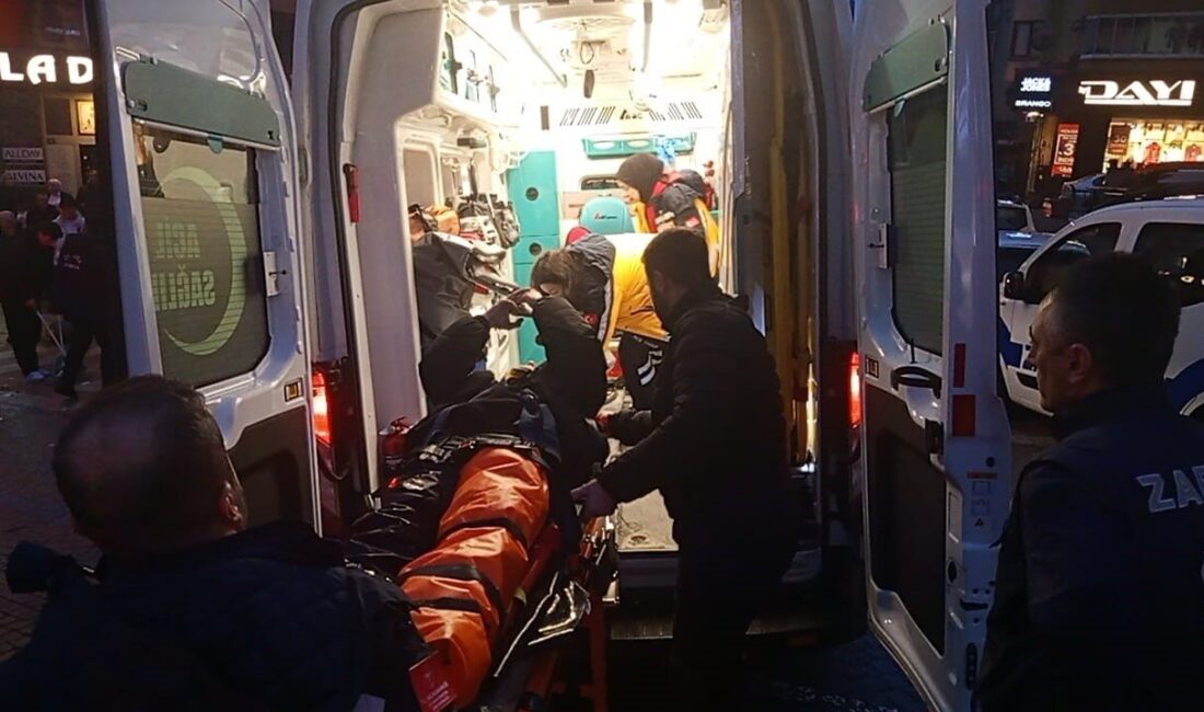 Zonguldak’ın Çaycuma ilçesinde otomobil ile çarpışan motosikletteki kurye, savrularak otomobilin