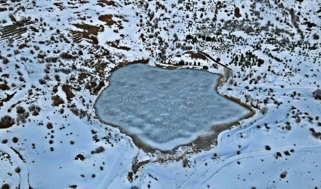 Erzincan Kemah’taki Ardos Gölü, kış mevsiminde tamamen buzla kaplandı. Drone