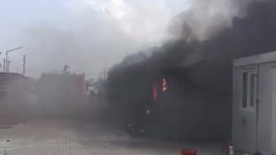 Hatay’da depremzede ailenin yaşadığı konteyner alev alev yanarak kullanılmaz hale