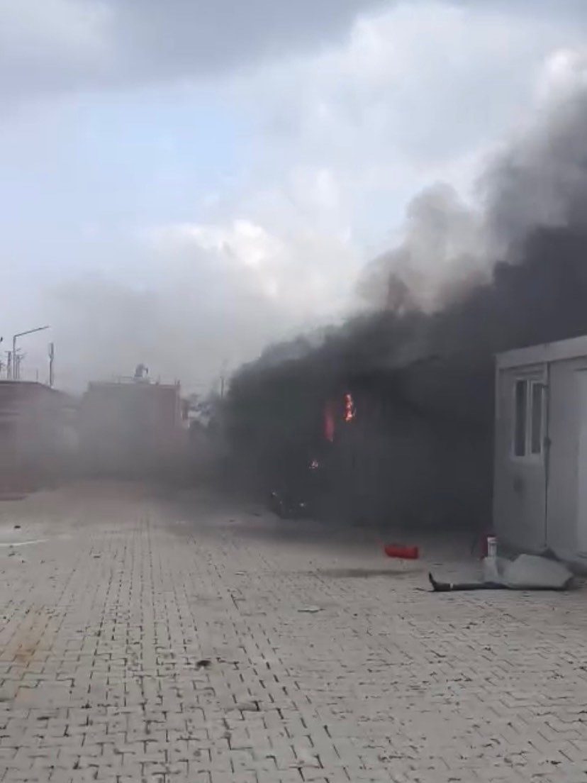 Hatay’da depremzede ailenin yaşadığı konteyner alev alev yanarak kullanılmaz hale