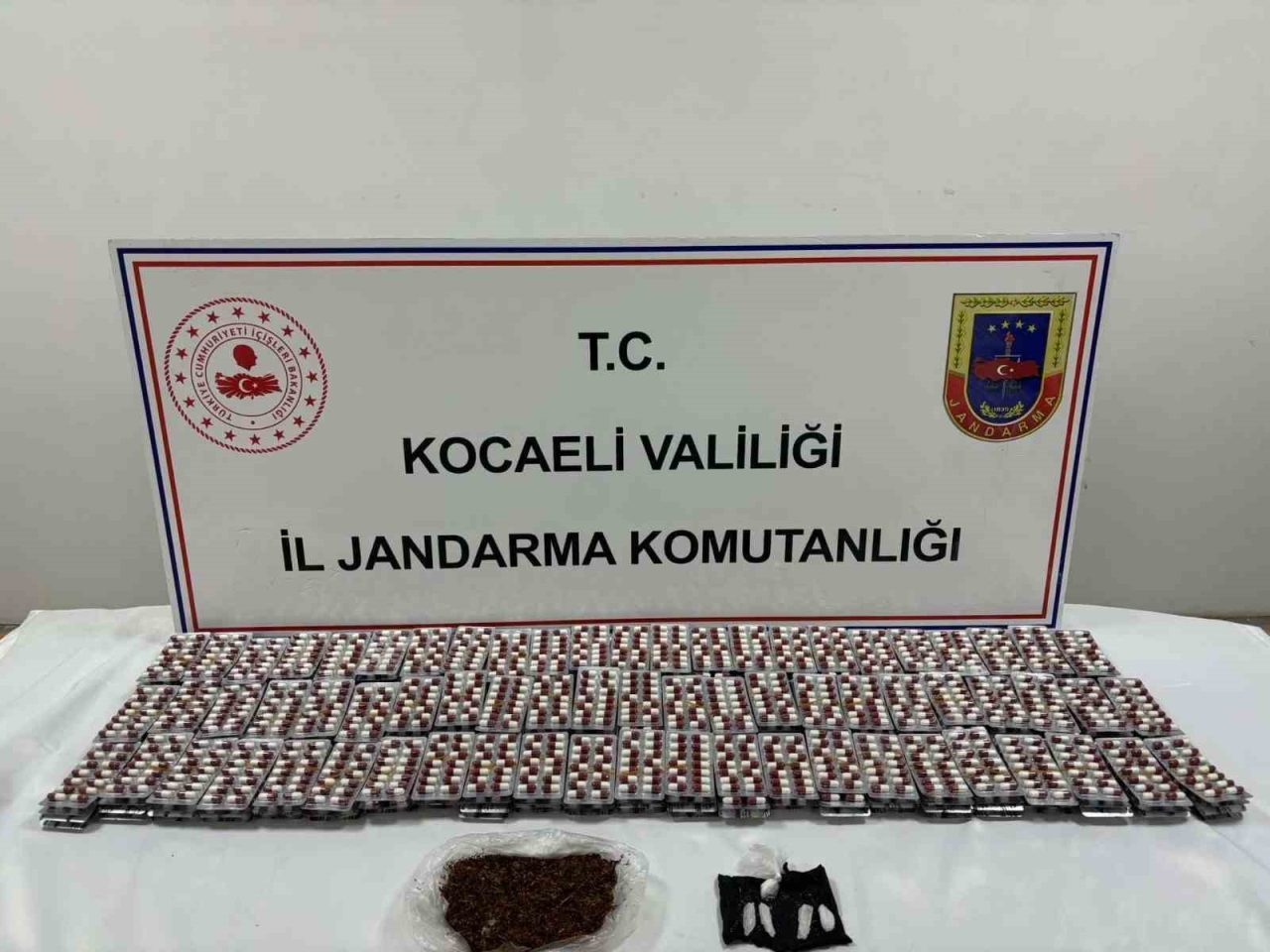 Kocaeli’de jandarma ekiplerince düzenlenen uyuşturucu operasyonlarında, 3 kilogram bonzai ile