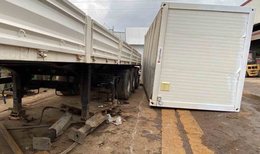 Kocaeli’nin Körfez ilçesinde tıra yüklenen konteyner ile dorse arasında sıkışan