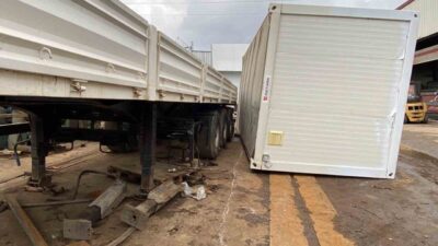 Kocaeli’nin Körfez ilçesinde tıra yüklenen konteyner ile dorse arasında sıkışan